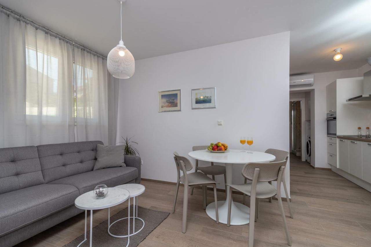 Apartments Flora Trogir Bagian luar foto