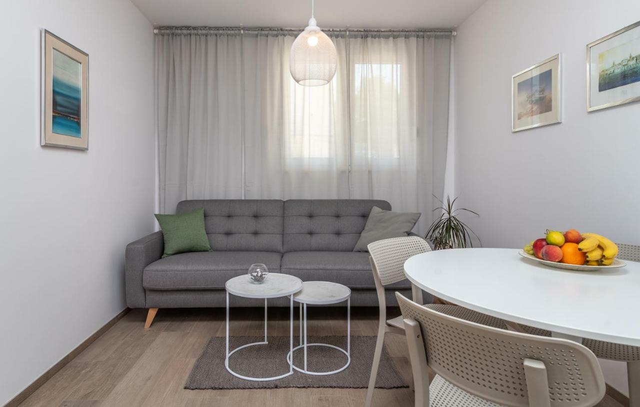 Apartments Flora Trogir Bagian luar foto