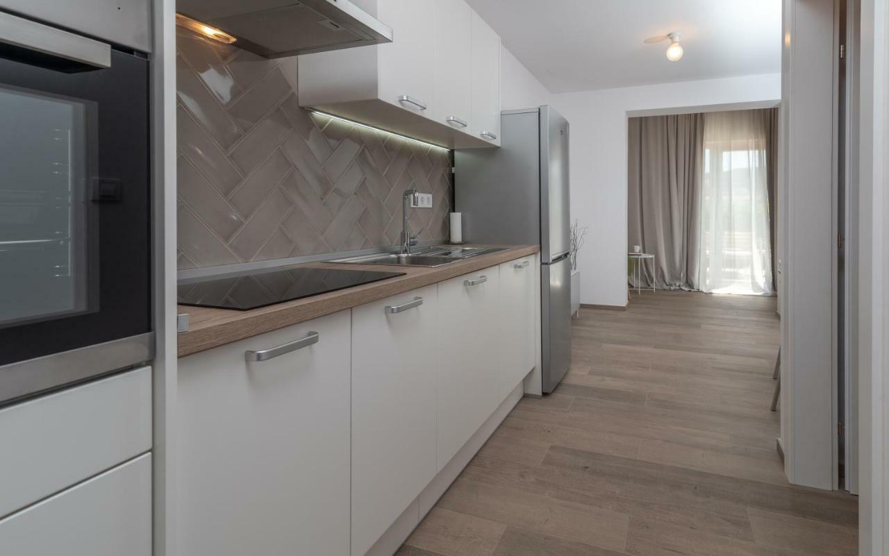 Apartments Flora Trogir Bagian luar foto
