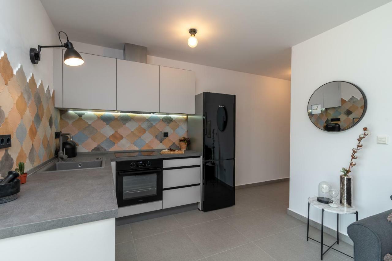 Apartments Flora Trogir Bagian luar foto